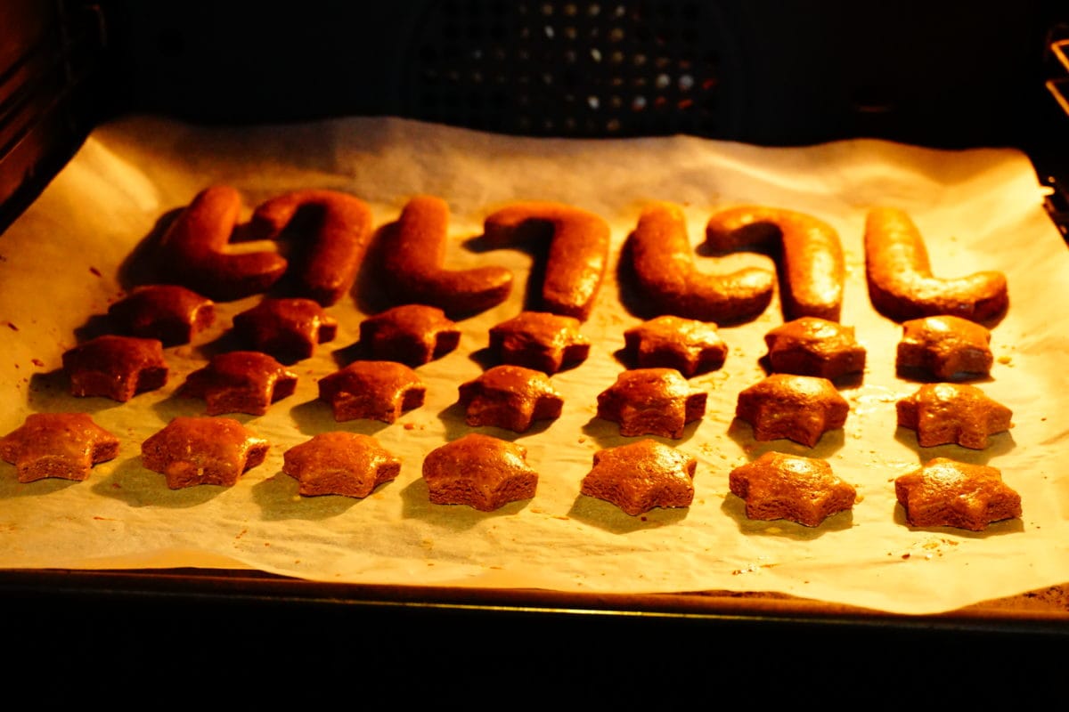 Honiglebkuchen auf einem Backblech im Backrohr