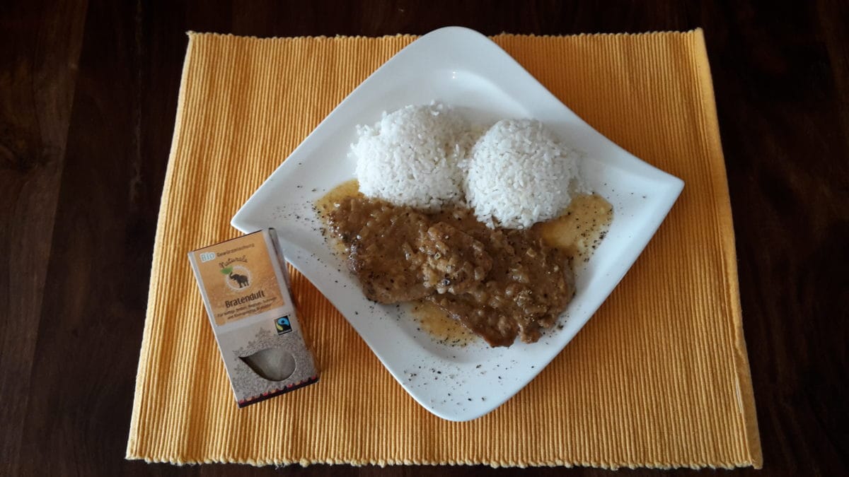 Naturschnitzel mit Reis auf einem Teller