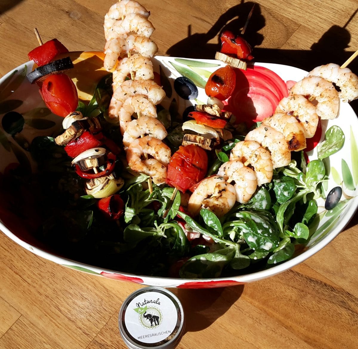 Gegrillte Garnelenspieße auf gemischtem Salatbett in einer Schüssel