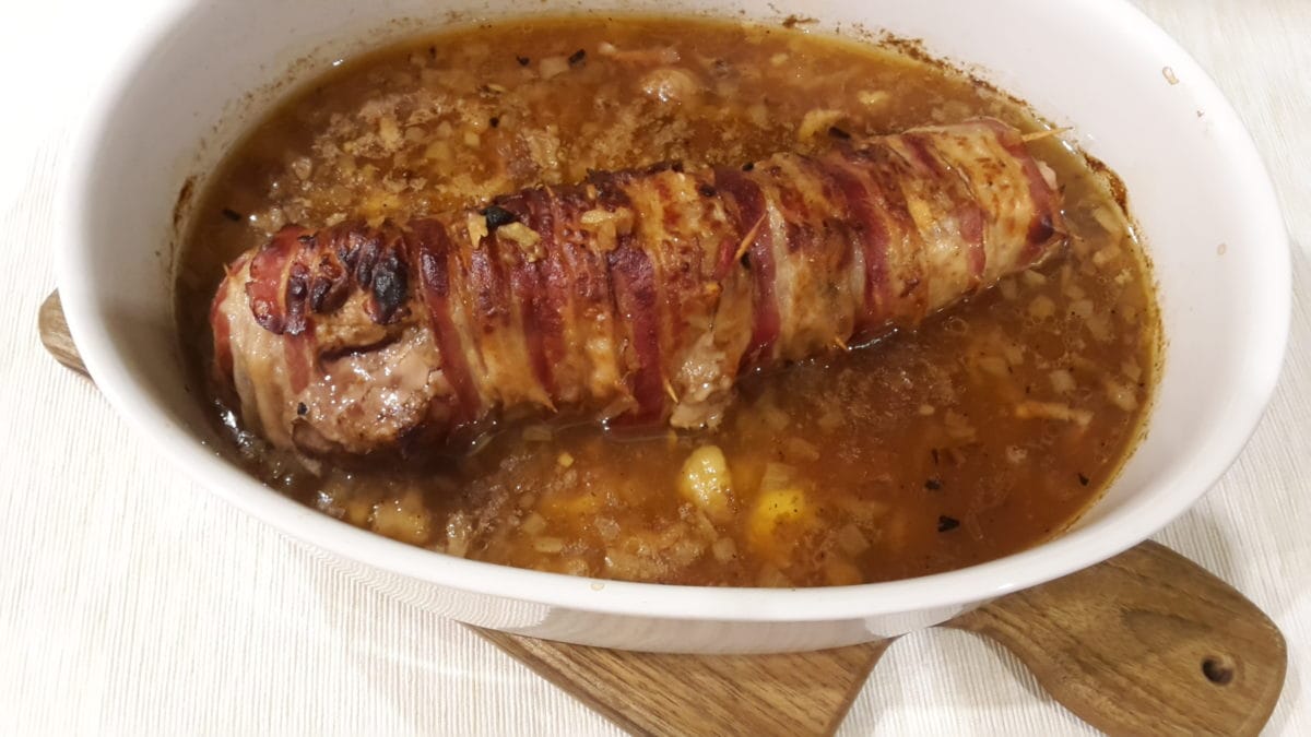 Mit Kastanien gefülltes und mit Speck umwickeltes Schweinsfilet in einer Auflaufform