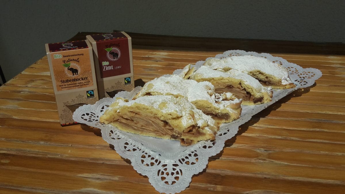 Muttis Birnen-Apfel-Schlang'l mit Staubzucker angerichtet auf einem Blech