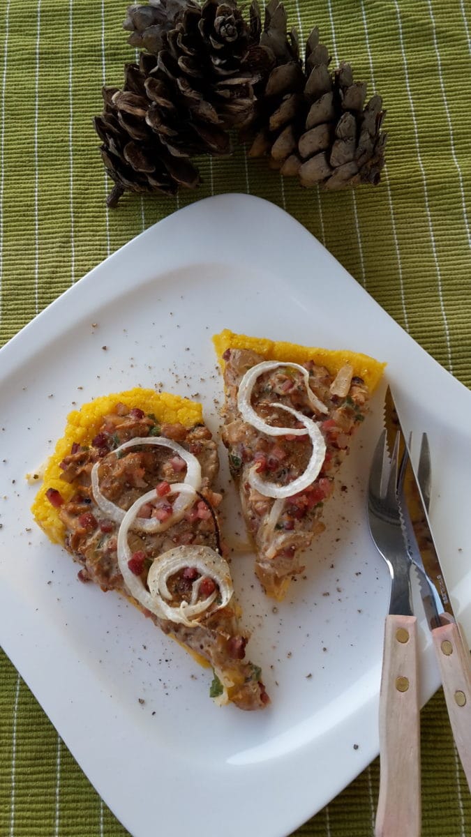 Herzhafte Schwammerl-Polenta-Tarte angerichtet auf einem Teller