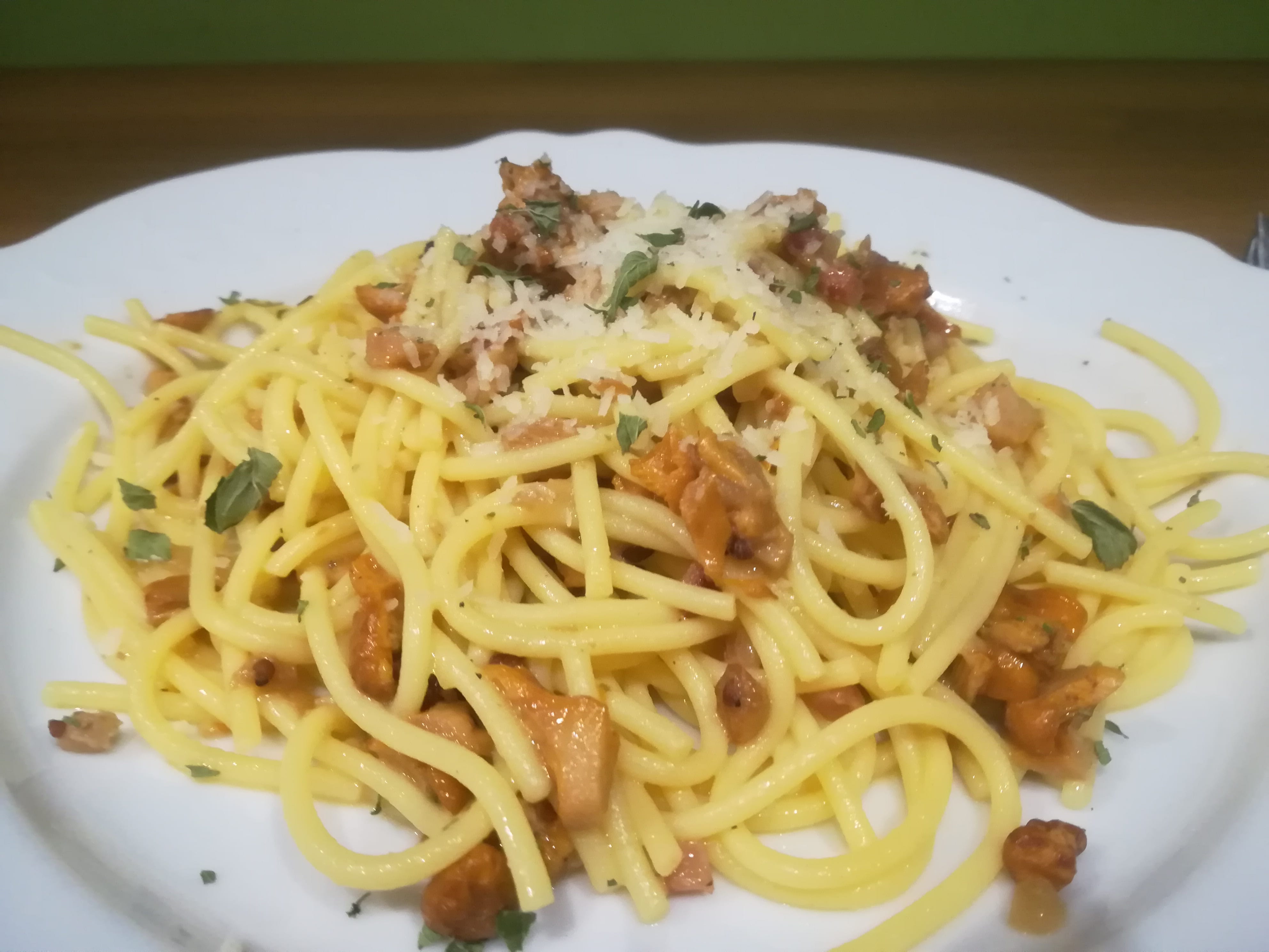 Spaghetti Carbonara mit Eierschwammerl angerichtet auf einem Teller
