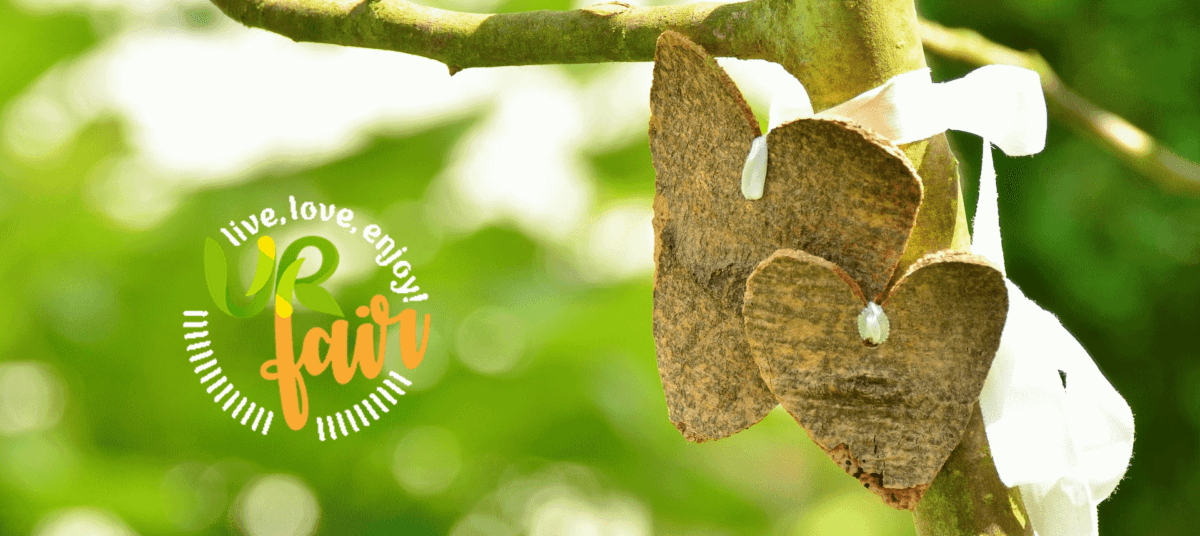 Banner für die URfair Valentinstag Angebote 2019: Zwei Herzen aus Holz an einem Baum