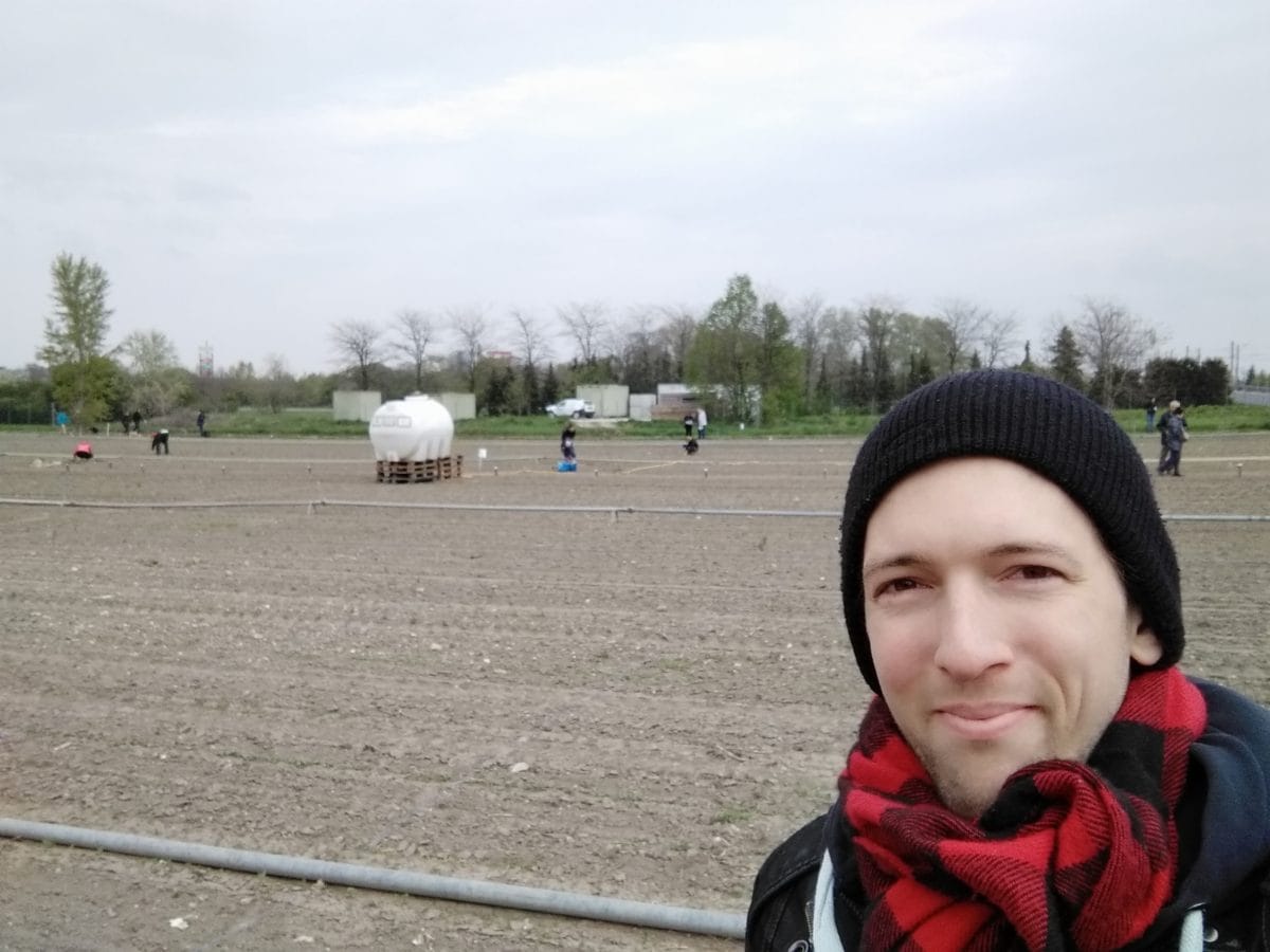 Urban Gardening in Wien: Michi von URfair vor Bio Selbsternte Parzelle vom Biohof Radl
